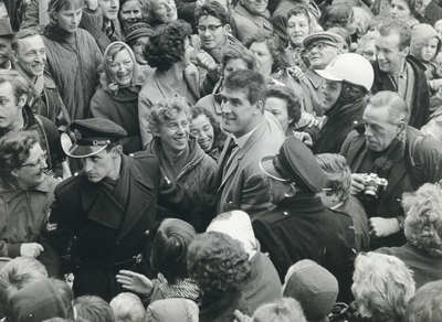 823553 Afbeelding van de huldiging van olympisch judokampioen Anton Geesink in de IJsselsteinlaan te Utrecht.